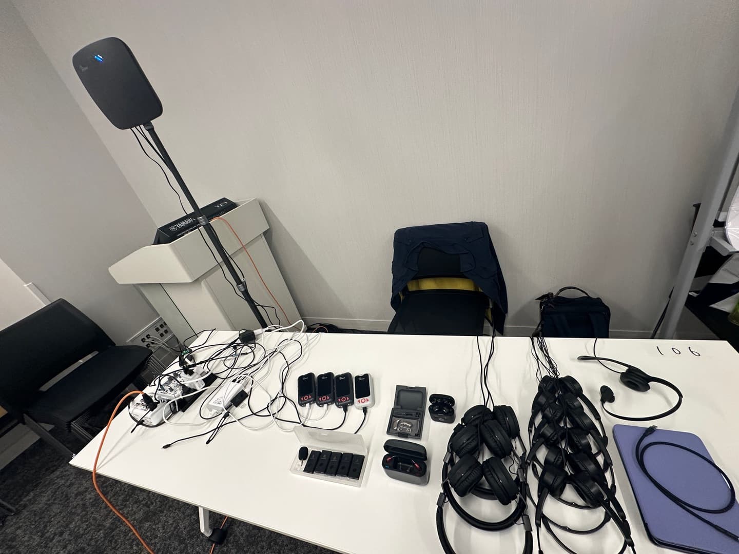机に並ぶオーラキャスト送受信機
